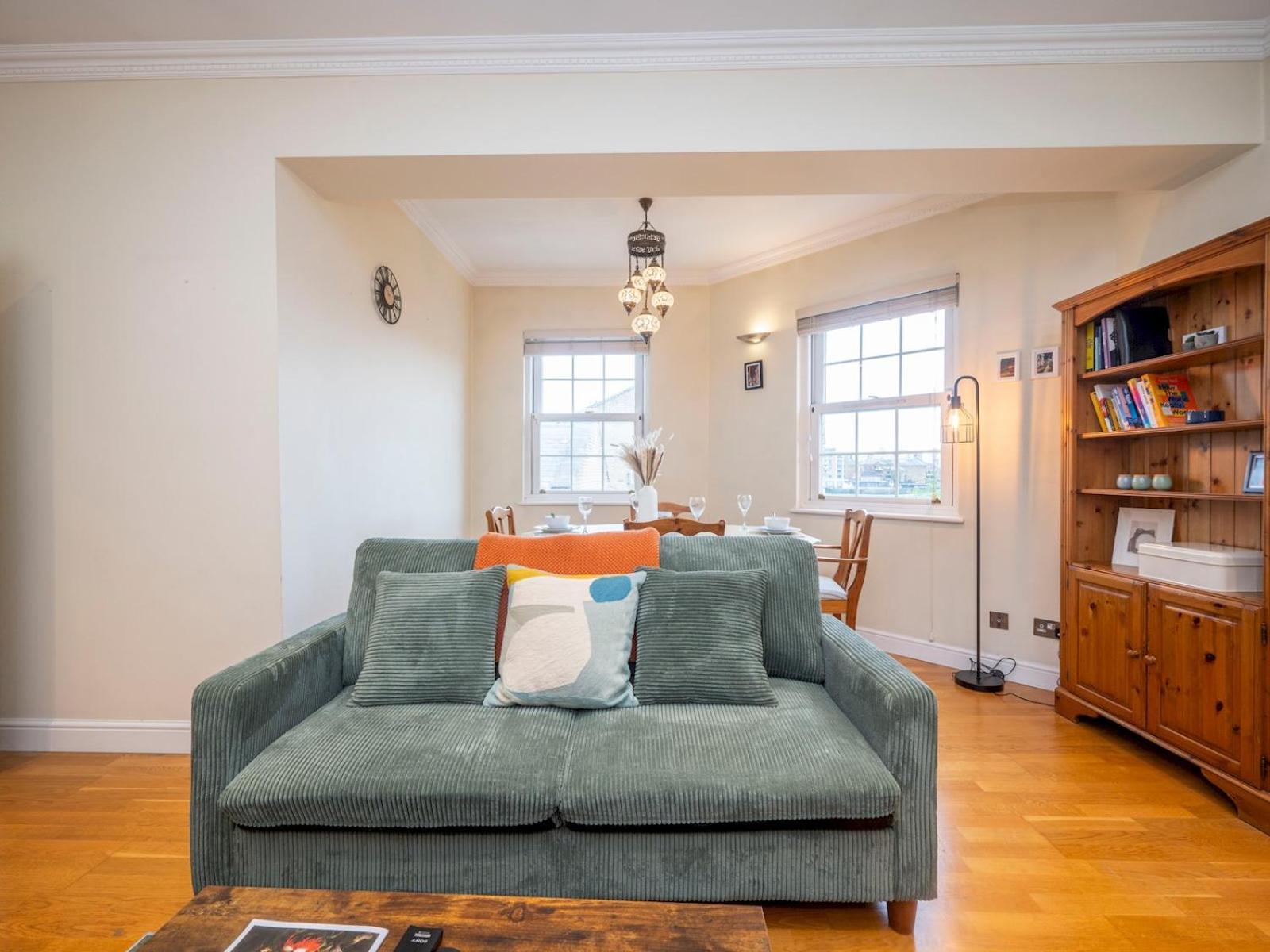Gated Riverside Se16 With Parking Pass The Keys Londra