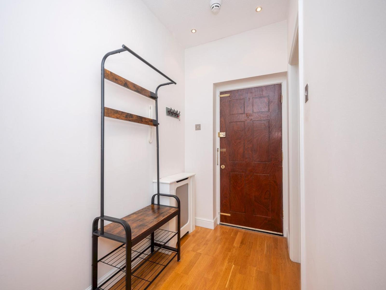 Appartamento Gated Riverside Se16 With Parking Pass The Keys Londra