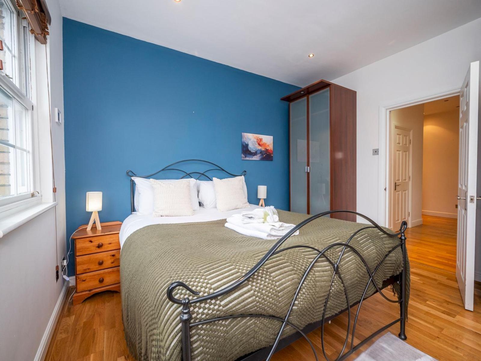 Gated Riverside Se16 With Parking Pass The Keys Londra
