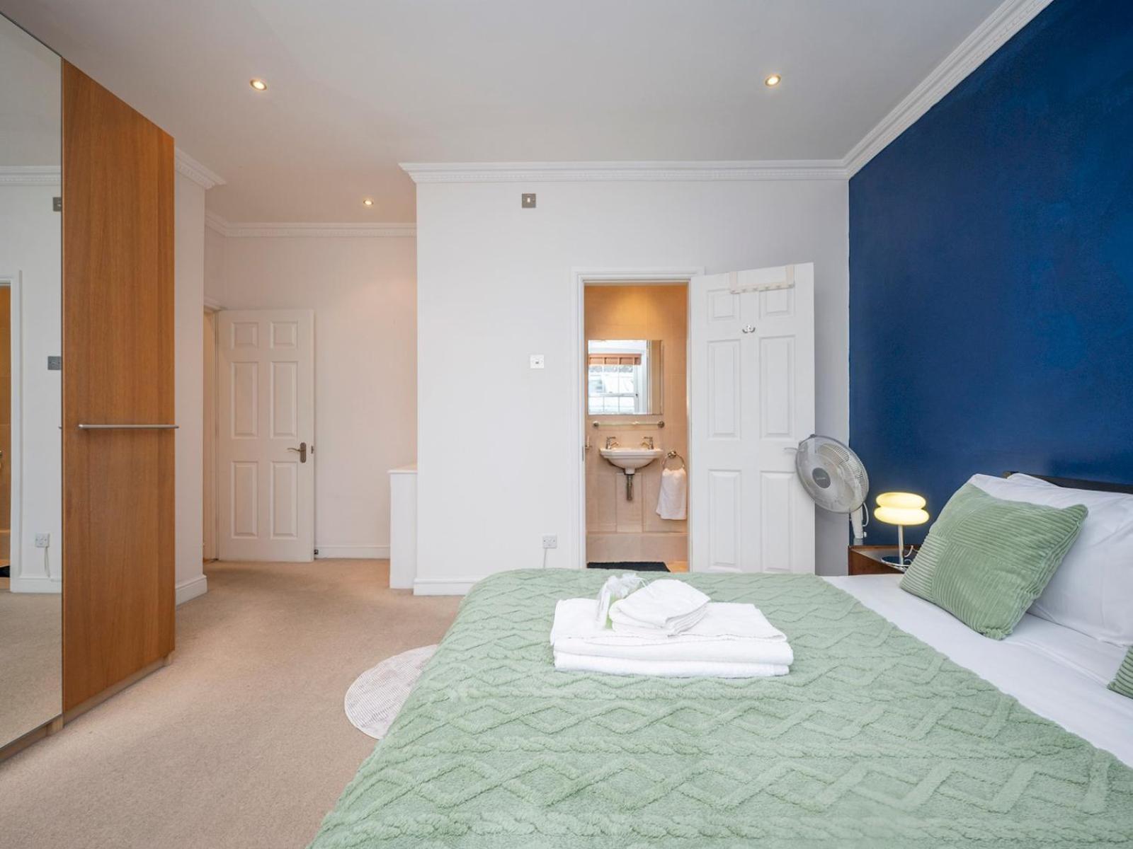 Gated Riverside Se16 With Parking Pass The Keys Londra