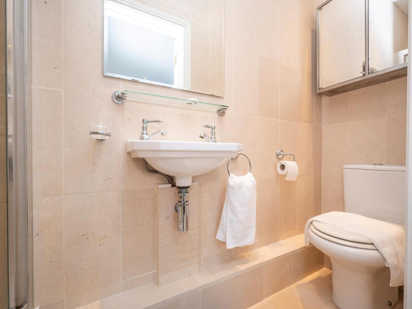 Gated Riverside Se16 With Parking Pass The Keys Londra