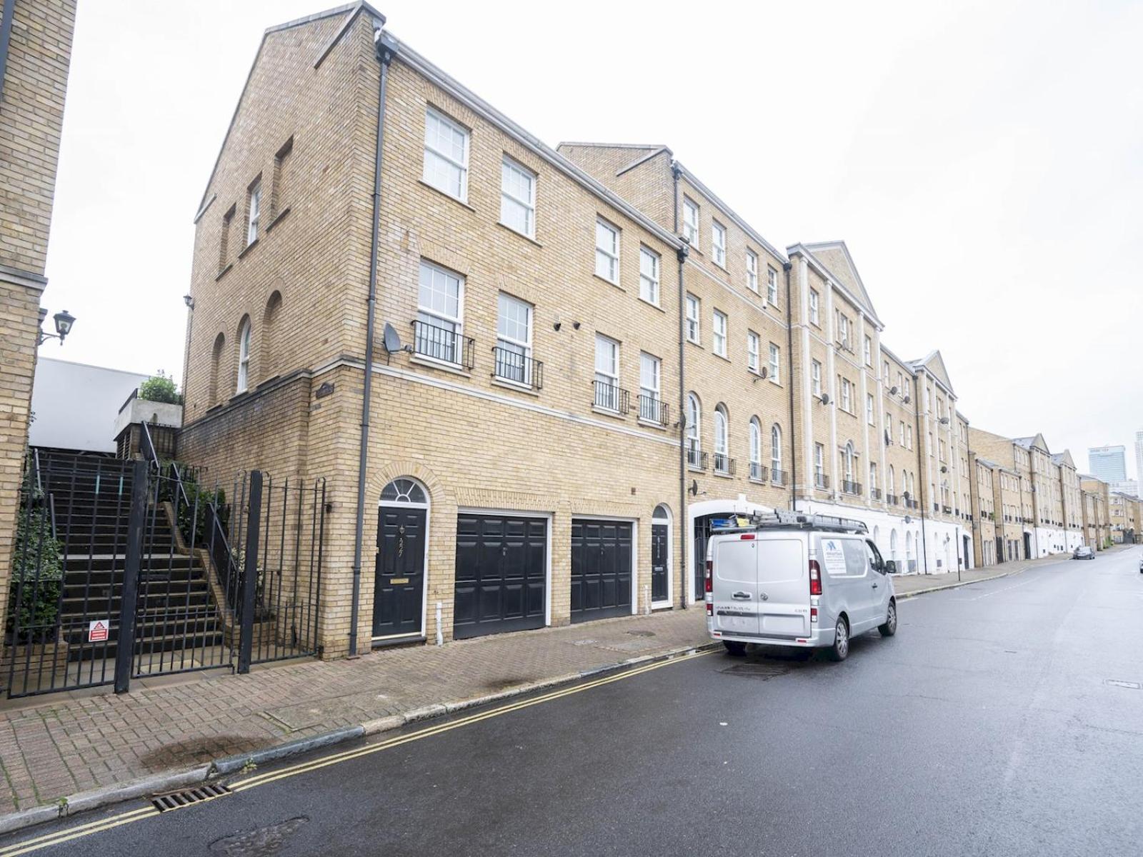 Appartamento Gated Riverside Se16 With Parking Pass The Keys Londra